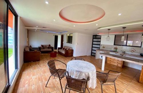 Calderon Villa | Villa Mirlo – Escondite de Lujo en Quito