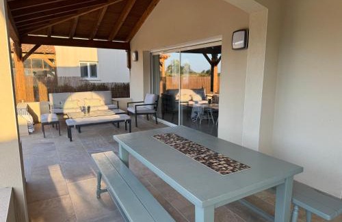 Saint-Cyprien Plage Villa | Villa Moana Lagune 4 chambres, 4 salles de bain, piscine privative chauffée à 30 degrés toute l année, balnéo, terrain de pétanque privé, ping-pong