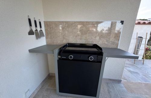Saint-Cyprien Plage Villa | Villa Moana Lagune 4 chambres, 4 salles de bain, piscine privative chauffée à 30 degrés toute l année, balnéo, terrain de pétanque privé, ping-pong