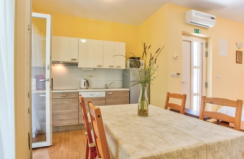 Lovrecica Appartement | Appartement de vacances moderne avec balcon, juste à côté de la plage