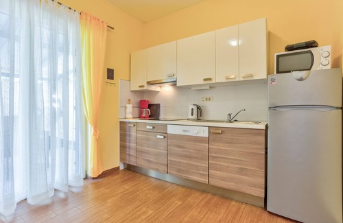 Lovrecica Appartement | Appartement de vacances moderne avec balcon, juste à côté de la plage