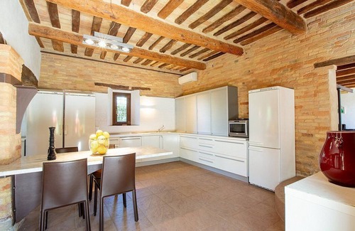 Bettolelle Villa | Villa Mora: A characteristic and welcoming three-story villa surrounded by the greenery, with Free WI-FI.