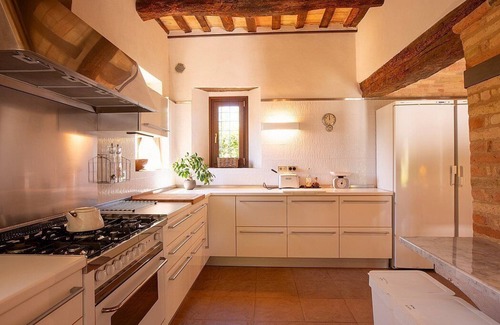 Bettolelle Villa | Villa Mora: A characteristic and welcoming three-story villa surrounded by the greenery, with Free WI-FI.