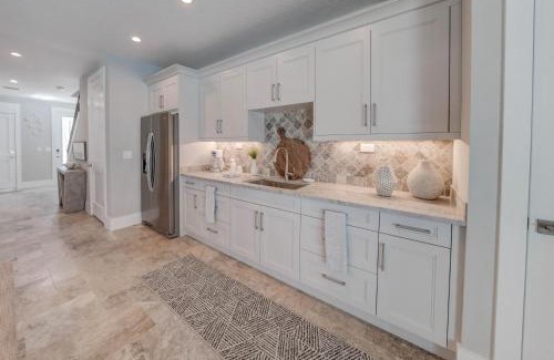 Marineland Acres Maison | Villa Nautilus New Lux 3 Story Pool Hot Tub Home with Elevator- Steps away from the beach