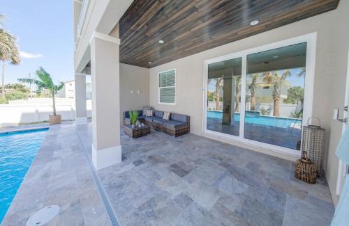 Marineland Acres Maison | Villa Nautilus New Lux 3 Story Pool Hot Tub Home with Elevator- Steps away from the beach