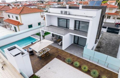 Nazare Villa | Villa Nazaré - Pool, BBQ and Boule/Petanque