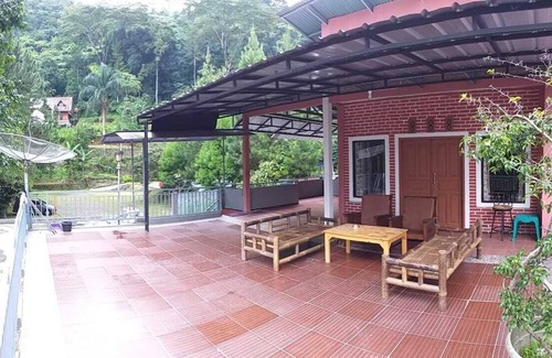 Cisarua Villa | Villa près de la cascade
