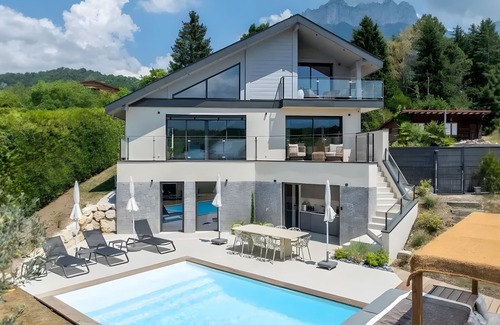Talloires-Montmin Villa | Villa 'Near Village and Lake' with Lake View, Wi-Fi and Air Conditioning