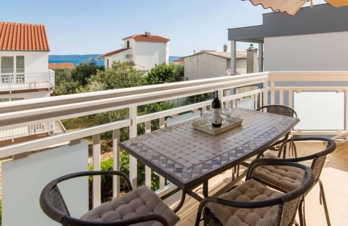Okrug Gornji Appartement | Villa Nikaroni by Interhome