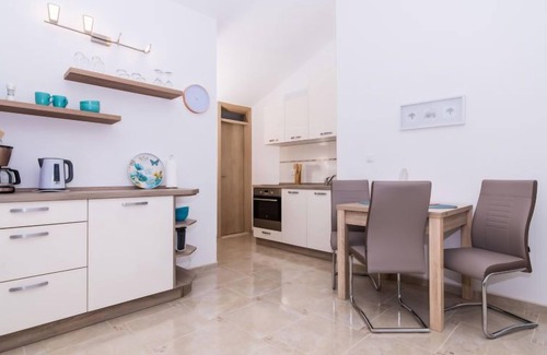 Okrug Gornji Appartement | Villa Nikaroni by Interhome