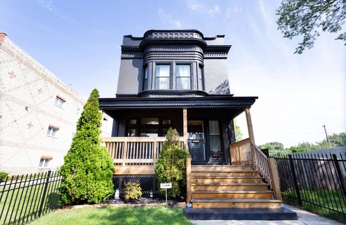 North Kenwood Maison | Villa Noir Chicago Victorian home 7 min to downtown, museums, shops & the beach