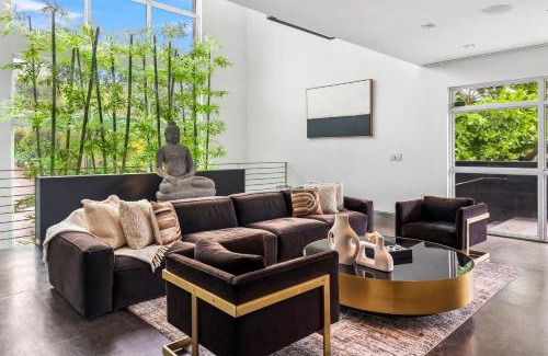 Northeast Coconut Grove Villa | Villa Nova