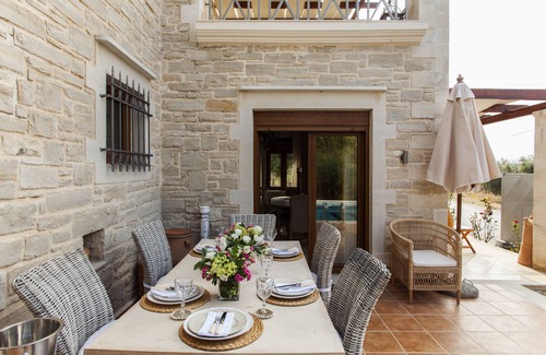 Magnisia Villa | Villa de luxe avec piscine privée et décoration délicate.