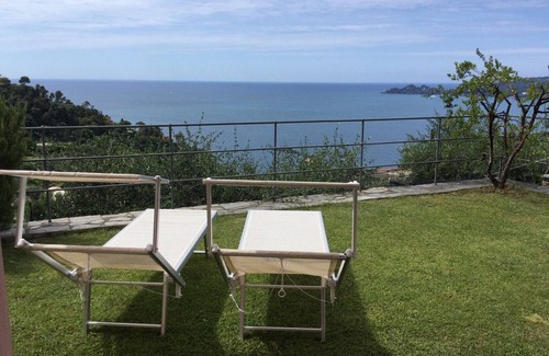 Zoagli Appartement | Villa Olivia apartment: terrace, portico, Portofino Gulf view
