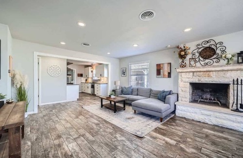 Georgetown Maison | The Villa Vine in Old Town | Close to the Historic Square & SWU!