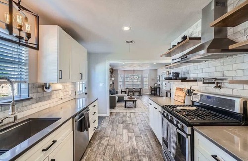Georgetown Maison | The Villa Vine in Old Town | Close to the Historic Square & SWU!
