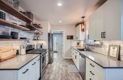 Georgetown Maison | The Villa Vine in Old Town | Close to the Historic Square & SWU!