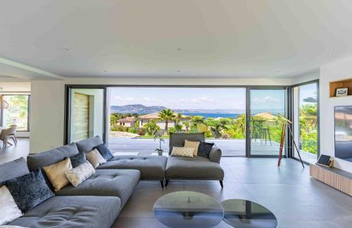 Giens Villa | Villa Palma Giens - Vue Mer Panoramique -Piscine Chauffée Mai à Septembre- 4 chambres -Garage