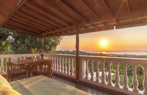 Kayu Putih Villa | Villa Panili, Villa de lujo en la ladera con vistas al mar