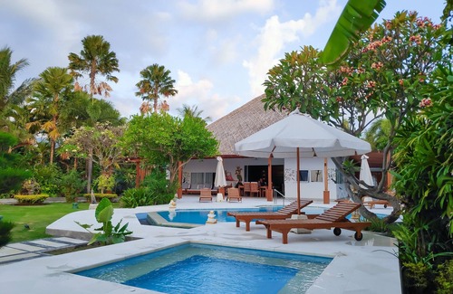 Dencarik Villa | Villa Pantai: Villa de luxe sur la plage avec piscine, personnel, jacuzzi et centre de remise en forme