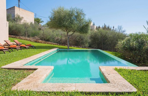 Portopetro Maison | "Villa Paqui, à 10 minutes de Cala Mondragó, avec piscine à débordement, jardin et Wi-Fi.
