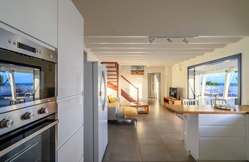 Grand-Bourg Villa | Élégante villa avec piscine, jardin tropical et vue mer, à deux pas des plages,