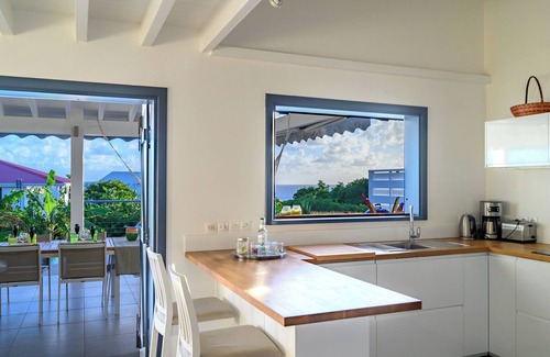 Grand-Bourg Villa | Élégante villa avec piscine, jardin tropical et vue mer, à deux pas des plages,
