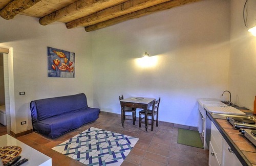 Mirto Maison | Villa Pascal B: Un appartement caractéristique et accueillant qui fait partie d'une villa entourée de prairies et de collines verdoyantes.