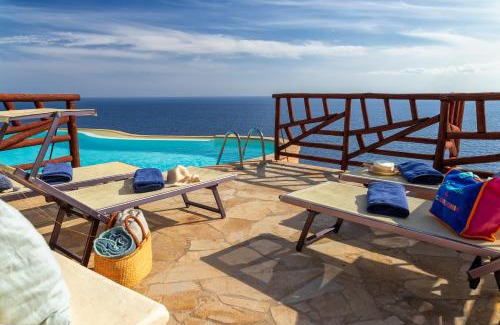 Torre delle Stelle Villa | Villa Patty with infinity pool in front of the sea, parking and wifi