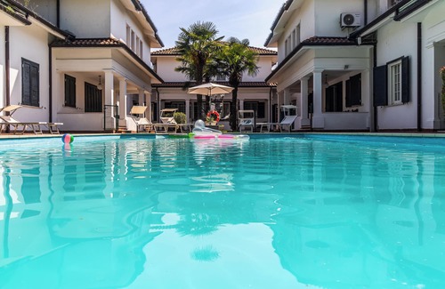 Nonantola Villa | Villa Pétrone | Luxe Four Seasons-Jacuzzi&piscine