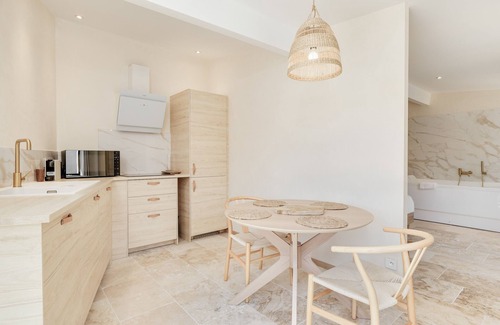 Montagne Villa | Villa 'Piscine Balnéo Saint Emilion' with Private Pool, Wi-Fi and Air Conditioning