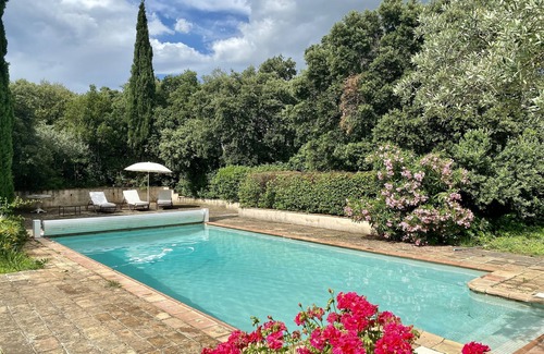 Les Angles Villa | Villa Proche de Toutes Commodités Dans un Environnement Calme et Fleuri