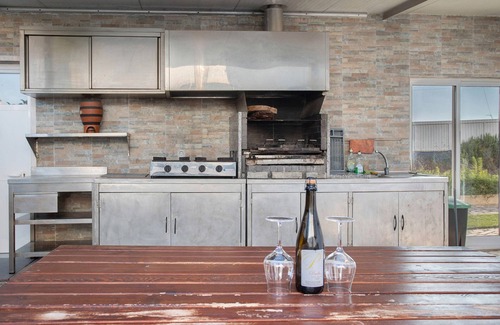 Torres Vedras Villa | Villa 'Praia Azul Beach and Sun' with Sea View, Private Garden and Wi-Fi