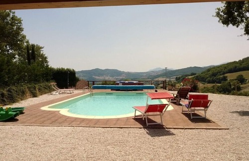 Fossombrone Villa | Villa piscine privée et un jacuzzi dans une position panoramique.