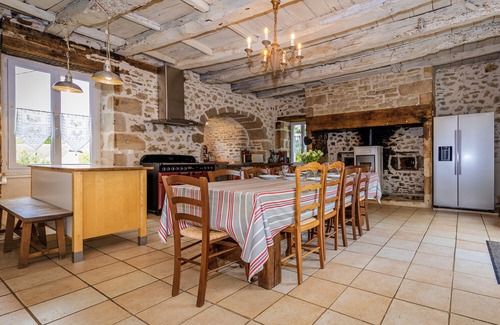 Bilhac Villa | Villa Puymerle – Maison de campagne authentique en Corrèze avec piscine et vue panoramique