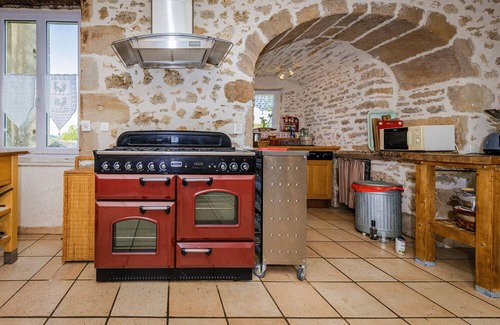 Bilhac Villa | Villa Puymerle – Maison de campagne authentique en Corrèze avec piscine et vue panoramique