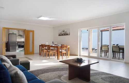 Caldas da Rainha Villa | Villa 'Rosa Com Piscina E Jacuzzi' avec vue sur les montagnes, Wi-Fi et climatisation