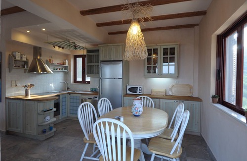 Romirion Maison | Villa Rosa avec piscine partagée et vue imprenable sur la mer et la montagne du village