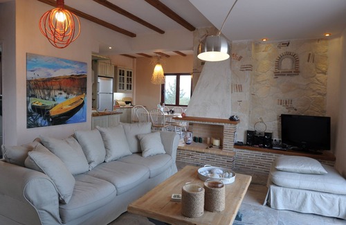 Romirion Maison | Villa Rosa avec piscine partagée et vue imprenable sur la mer et la montagne du village