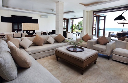 Banjarangkan Villa | Villa Rosita - Escapade spectaculaire en bord de mer avec voiture et chauffeur