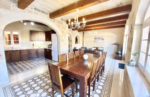 Xewkija Villa | Villa Rossa Gozo ❤ 5 bedroom ensuite w pool & jacuzzi