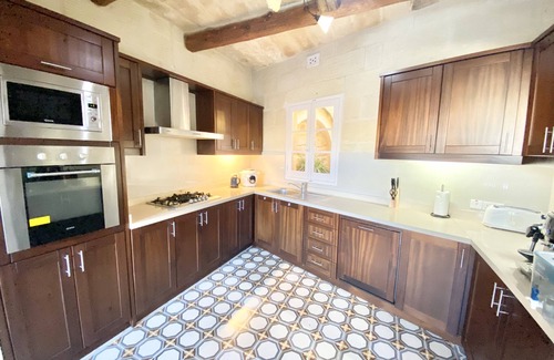 Xewkija Villa | Villa Rossa Gozo ❤ 5 bedroom ensuite w pool & jacuzzi
