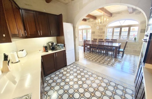 Xewkija Villa | Villa Rossa Gozo ❤ 5 bedroom ensuite w pool & jacuzzi