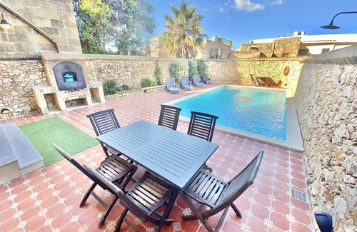 Xewkija Villa | Villa Rossa Gozo ❤ 5 bedroom ensuite w pool & jacuzzi
