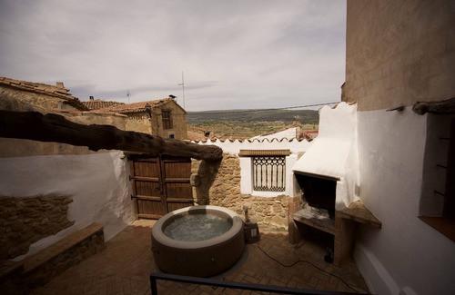 Alpuente Villa | "Villa Rural Crocolilla" avec terrasses privées, piscine privée et Wi-Fi.