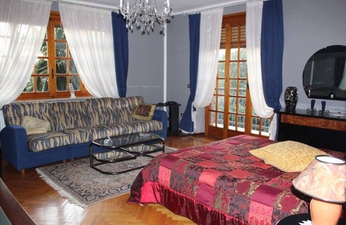 San Francesco al Campo Villa | Villa entourée de verdure