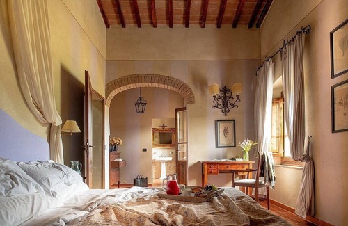 Rapale Villa | Villa Saffo, fully refundable with voucher*: A charming three-story villa surrounded by meadows and by green hills, with Free WI-FI.