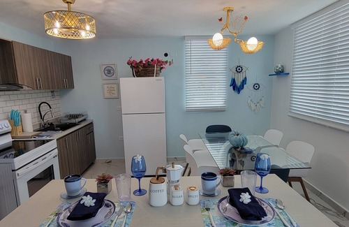 Cerro Gordo Appartement | Villa Santorini 3-bedroom apartment in welcoming Bayamón with WiFi, AC. Enjoy