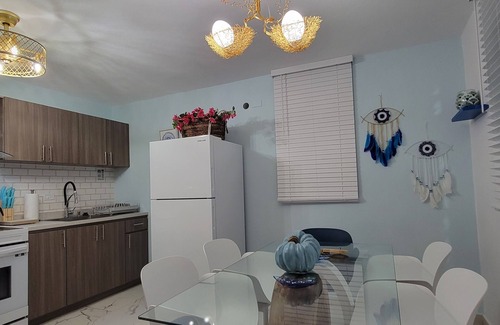 Cerro Gordo Appartement | Villa Santorini 3-bedroom apartment in welcoming Bayamón with WiFi, AC. Enjoy