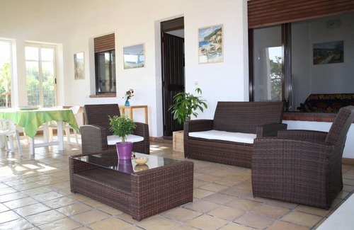 Marina di Modica Villa | Villa Sara, une véranda climatisèe donnant sur la mer.